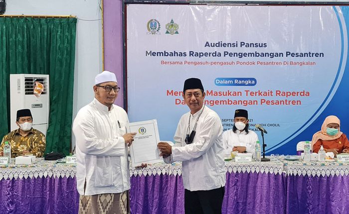 Pansus Raperda Pesantren DPRD Provinsi Jatim Gelar Audiensi Dengan Pengasuh Pesantren Pansus Raperda Pesantren DPRD Provinsi Jatim Gelar Audiensi Dengan Pengasuh Pesantren