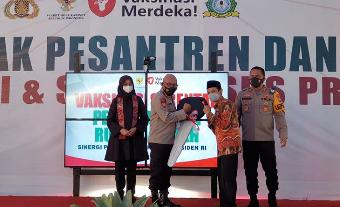 Bersinergi dengan TNI-Polri dan Staf Khusus Presiden, Polresta Banyuwangi Gelar Vaksinasi di Ponpes Bersinergi dengan TNI-Polri dan Staf Khusus Presiden, Polresta Banyuwangi Gelar Vaksinasi di Ponpes
