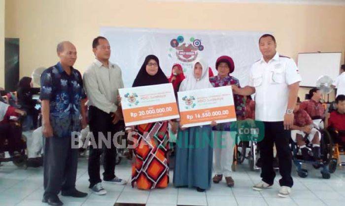 HDCI Cabang Surabaya Bagikan Santunan terhadap Siswi SLB HDCI Cabang Surabaya Bagikan Santunan terhadap Siswi SLB