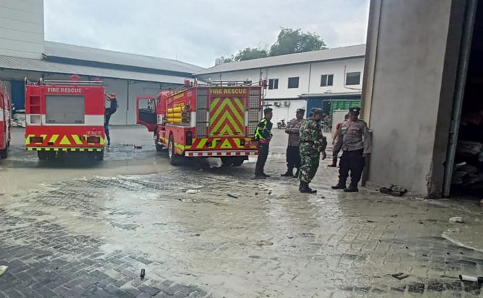 Gudang Beras di Kediri Terbakar, Kerugian Ditaksir Capai Rp1,5 Miliar Gudang Beras di Kediri Terbakar, Kerugian Ditaksir Capai Rp1,5 Miliar