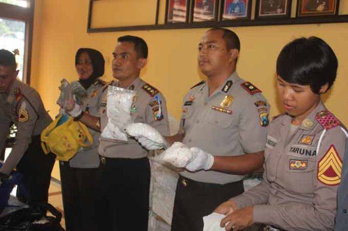 Tangkap Bandar Pil Koplo, Polres Tuban Sita 546.474 Pil Koplo dan Uang Ratusan Juta Tangkap Bandar Pil Koplo, Polres Tuban Sita 546.474 Pil Koplo dan Uang Ratusan Juta
