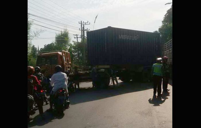 Kecelakaan di Raya Beji, Trailer Diseruduk Sesama Trailer Kecelakaan di Raya Beji, Trailer Diseruduk Sesama Trailer