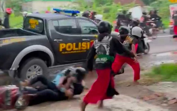 Viral Video Pengeroyokan oleh Oknum Perguruan Silat Diduga Dicueki Polisi, ini Kata Kapolres Tuban Viral Video Pengeroyokan oleh Oknum Perguruan Silat Diduga Dicueki Polisi, ini Kata Kapolres Tuban
