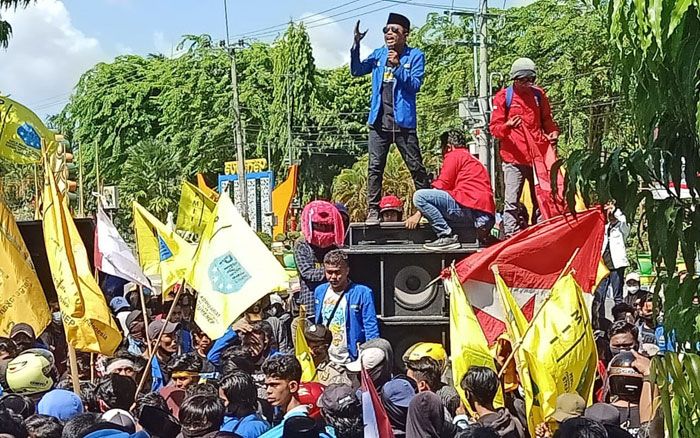 Demo Tolak UU Cipta Kerja di DPRD Sumenep Berlangsung Ricuh