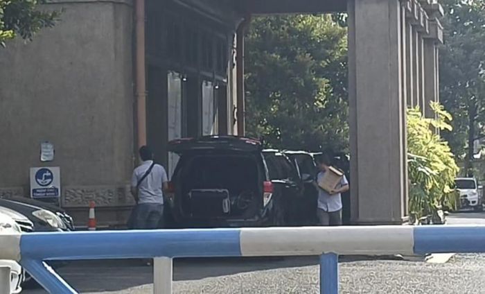 KPK Geledah PTPN XI Surabaya, 2 Koper Disita hingga Periksa Direktur Utama KPK Geledah PTPN XI Surabaya, 2 Koper Disita hingga Periksa Direktur Utama