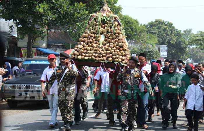 Kirab Tumpeng Ketupat Cokelat untuk Rayakan Kupatan di Kampung Coklat, Blitar