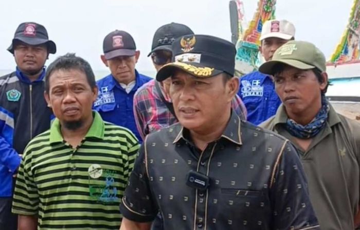 Kunjungi Warga Blaban yang Terkena Musibah, Wabup Pamekasan Sarankan Nelayan Bentuk KUB Kunjungi Warga Blaban yang Terkena Musibah, Wabup Pamekasan Sarankan Nelayan Bentuk KUB