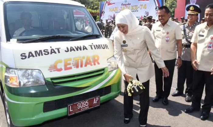 Luncurkan 30 Unit Samsat Keliling Cettar, Gubernur Khofifah: Tidak Ada Alasan Tidak Bayar Pajak Luncurkan 30 Unit Samsat Keliling Cettar, Gubernur Khofifah: Tidak Ada Alasan Tidak Bayar Pajak