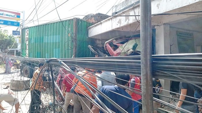 Kecelakaan Maut di Pertigaan Bungah Gresik, Pengemudi Ertiga Tewas Tergencet Bodi Truk Kontainer Kecelakaan Maut di Pertigaan Bungah Gresik, Pengemudi Ertiga Tewas Tergencet Bodi Truk Kontainer