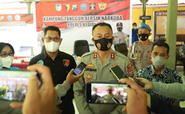Launching Kampung Tangguh Bersinar, Kapolres Kediri Janjikan Reward Bagi Pelapor Peredaran Narkoba Launching Kampung Tangguh Bersinar, Kapolres Kediri Janjikan Reward Bagi Pelapor Peredaran Narkoba