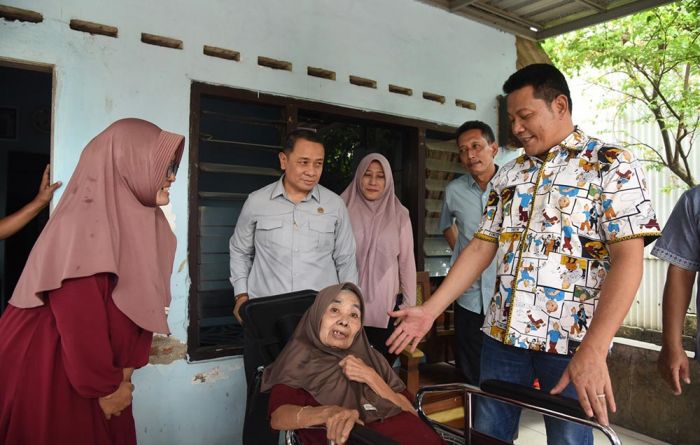Bupati Subandi Sidak RTLH dan Serahkan Bantuan Kursi Roda
