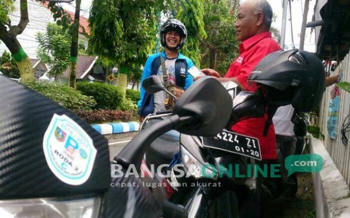 Wajib Setor Ke Dinas, Jukir Jombang Akui Tarik Parkir Meski Sudah Berstiker Langganan