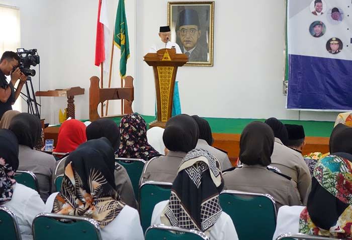 Gus Sholah: Santri Jangan Ikut Sebarkan Hoax Gus Sholah: Santri Jangan Ikut Sebarkan Hoax