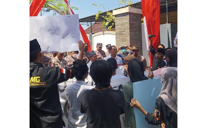 Gelar Aksi, FKMG Minta Disdik Bangkalan Selesaikan Persoalan Pendidikan di Kecamatan Geger Gelar Aksi, FKMG Minta Disdik Bangkalan Selesaikan Persoalan Pendidikan di Kecamatan Geger
