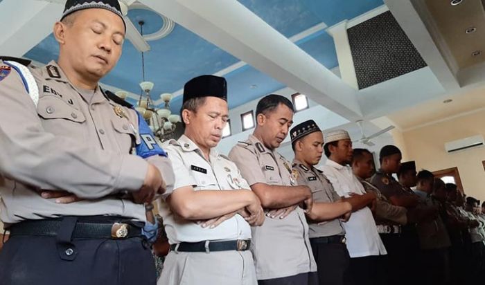 Kapolres Pamekasan Ajak Anggota Shalat Gaib untuk Gus Sholah