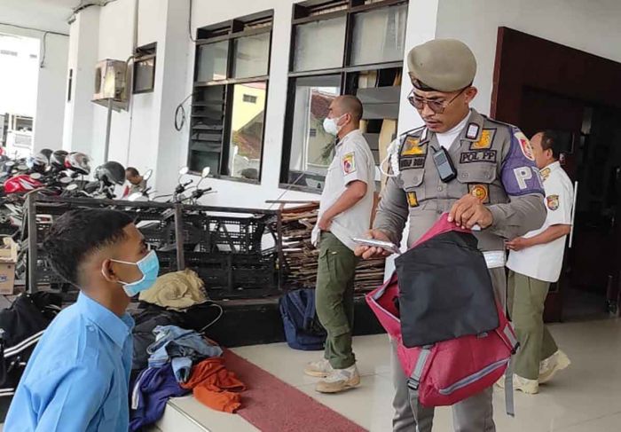 Gelar Razia Pelajar di Rest Area Jubung, Satpol PP Jember Amankan 22 Siswa Gelar Razia Pelajar di Rest Area Jubung, Satpol PP Jember Amankan 22 Siswa