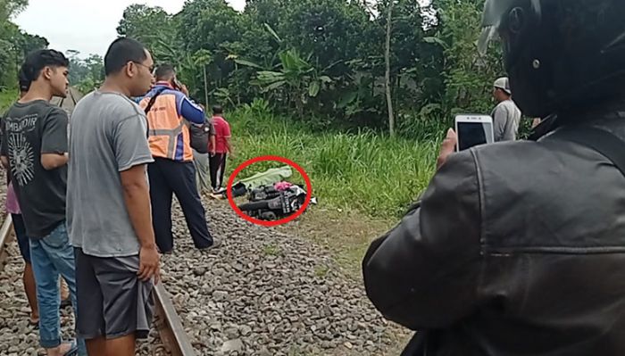 Berkendara Sambil Gunakan Ponsel, Wanita di Blitar Tabrak Kereta Api dan Tewas Berkendara Sambil Gunakan Ponsel, Wanita di Blitar Tabrak Kereta Api dan Tewas