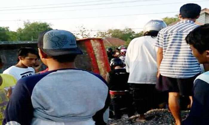 Terobos Halangan Petugas, Pengendara Motor Tewas Tertimpa Ðump Truk Terobos Halangan Petugas, Pengendara Motor Tewas Tertimpa Ðump Truk
