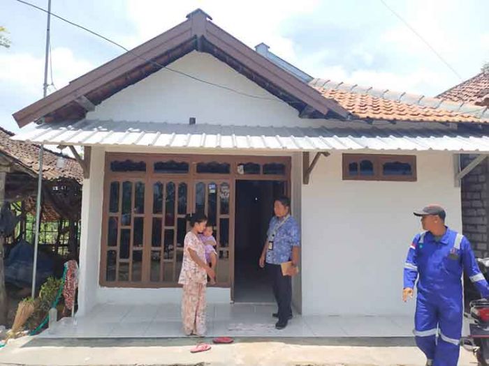 Peduli Masyarakat Sekitar, TPPI Tuban Bedah Rumah Warga dan Buat MCK Sehat Peduli Masyarakat Sekitar, TPPI Tuban Bedah Rumah Warga dan Buat MCK Sehat