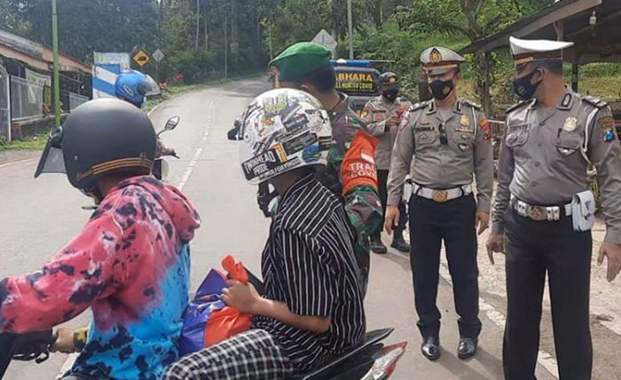 PPKM Darurat Diperpanjang, Satlantas Polresta Banyuwangi Terus Lakukan Pembatasan Akses Perbatasan PPKM Darurat Diperpanjang, Satlantas Polresta Banyuwangi Terus Lakukan Pembatasan Akses Perbatasan