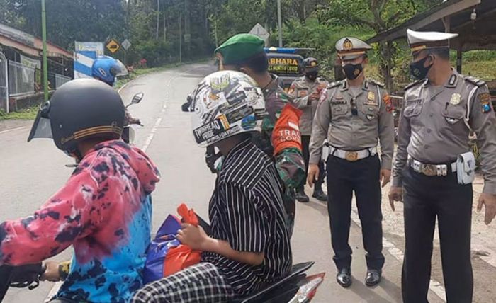 ​PPKM Darurat Diperpanjang, Satlantas Polresta Banyuwangi Terus Lakukan Pembatasan Akses Perbatasan