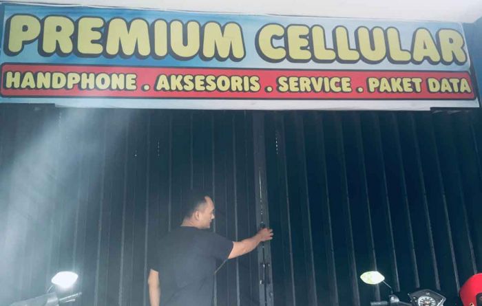Toko HP di Semolowaru Surabaya Dibobol Maling, Kerugian Capai Rp53 Juta Toko HP di Semolowaru Surabaya Dibobol Maling, Kerugian Capai Rp53 Juta