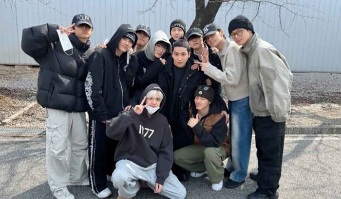 Anggota THE BOYZ Mengantarkan Sangyeon untuk Menjalani Wajib Militer Anggota THE BOYZ Mengantarkan Sangyeon untuk Menjalani Wajib Militer