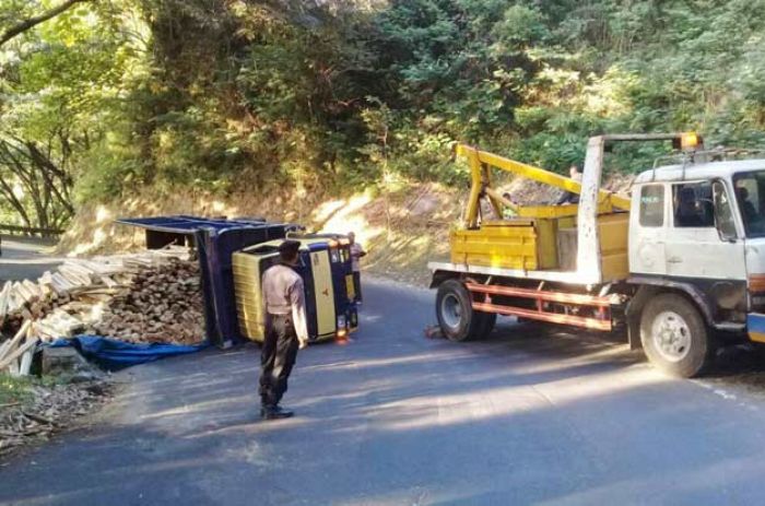 Truk Terguling di Raya Payung, Muatan Kayu Berserakan Truk Terguling di Raya Payung, Muatan Kayu Berserakan