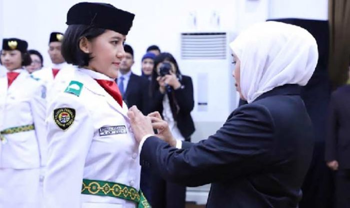 Gubernur Jawa Timur Kukuhkan 76 Anggota Paskibraka Provinsi Gubernur Jawa Timur Kukuhkan 76 Anggota Paskibraka Provinsi