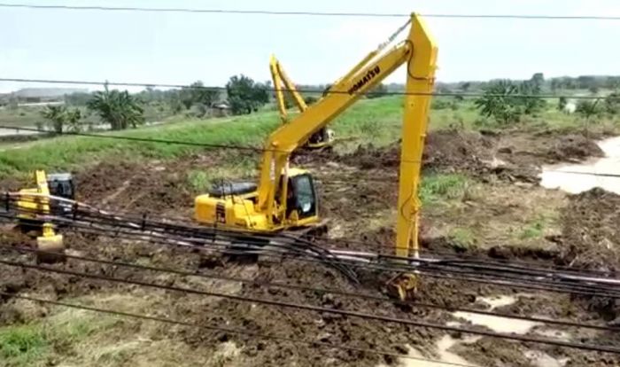 Pemkab Gresik Kerahkan 17 Excavator Untuk Atasi Luapan Kali Lamong