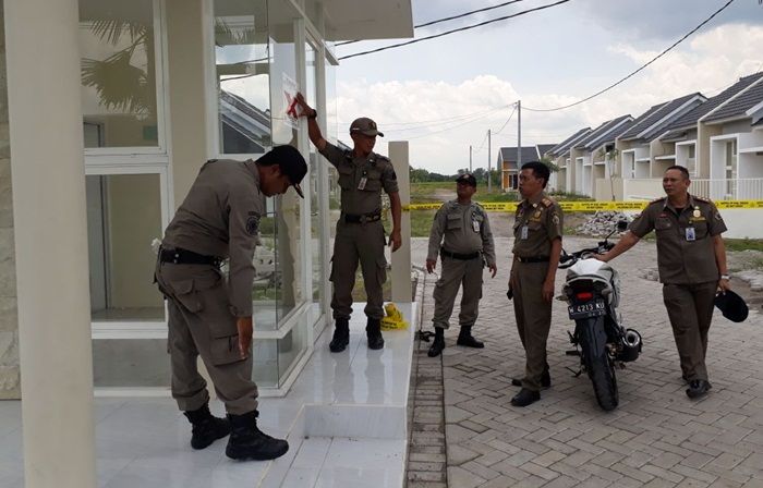 Diduga Tak Ber-IMB, Dispol PP Gresik Segel Rumah dan Minimarket Diduga Tak Ber-IMB, Dispol PP Gresik Segel Rumah dan Minimarket