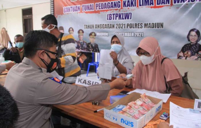 Polres Madiun Beri Bantuan Tunai untuk 3.000 Pedagang Kaki Lima dan Warung Polres Madiun Beri Bantuan Tunai untuk 3.000 Pedagang Kaki Lima dan Warung