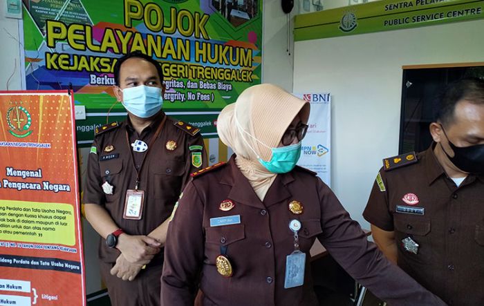 Kejari Trenggalek Buka Pojok Layanan Hukum Bagi Warga Kejari Trenggalek Buka Pojok Layanan Hukum Bagi Warga