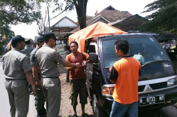 Belasan PKL dan Pedagang Miras Terjaring Razia Satpol PP Pasuruan