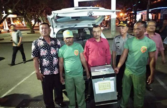 Kotak Suara Hasil Pilkades Watukarung Akhirnya Dipindahkan untuk Pengamanan Kotak Suara Hasil Pilkades Watukarung Akhirnya Dipindahkan untuk Pengamanan
