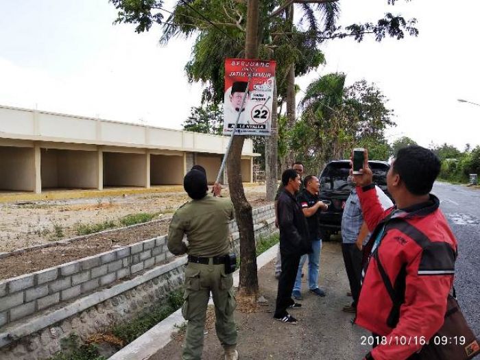 Salahi Aturan, Puluhan APK Tambahan Ditertibkan Panwascam Kabupaten Blitar Salahi Aturan, Puluhan APK Tambahan Ditertibkan Panwascam Kabupaten Blitar
