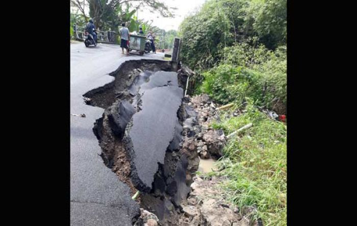 Diguyur Hujan Deras, Jalan Ngemplak Ambles Diguyur Hujan Deras, Jalan Ngemplak Ambles