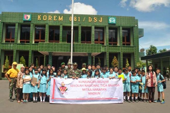 Puluhan Siswa-siswi Sekolah Tiga Bahasa Mitra Harapan Kunjungi Makorem 081/DSJ Puluhan Siswa-siswi Sekolah Tiga Bahasa Mitra Harapan Kunjungi Makorem 081/DSJ
