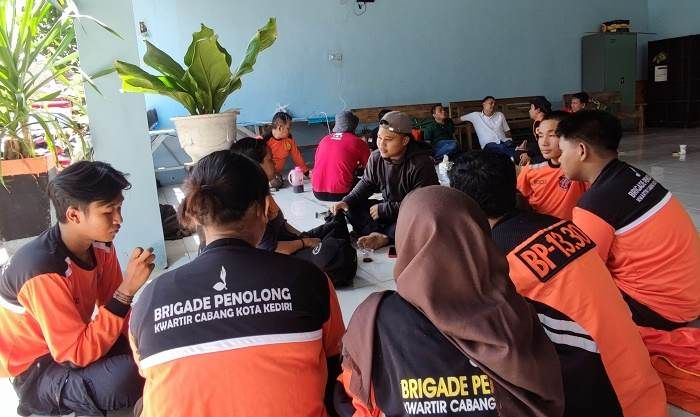 Warga Wilis Indah Hilang Terseret Arus saat Hujan Deras, Tim Basarnas Trenggalek Diterjunkan Warga Wilis Indah Hilang Terseret Arus saat Hujan Deras, Tim Basarnas Trenggalek Diterjunkan