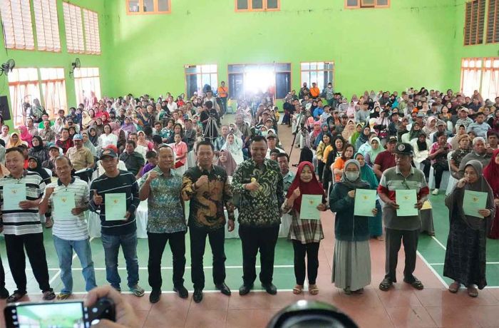 Serahkan Ratusan Sertifikat PTSL, Wujud Pemkab Kediri Percepat Legalitas Hak Aset Milik Warga Serahkan Ratusan Sertifikat PTSL, Wujud Pemkab Kediri Percepat Legalitas Hak Aset Milik Warga