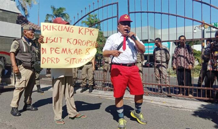 Kunjungan KPK ke Situbondo Disambut Demo, Warga Berpakaian SD Minta Kasus Korupsi Diusut Tuntas