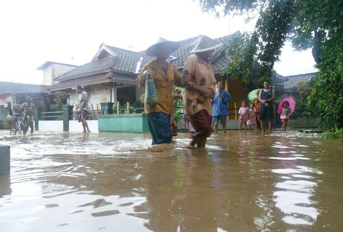 Kerek Dikepung Banjir, Satkor BPBD: Motor Masih Bisa Lewat Kerek Dikepung Banjir, Satkor BPBD: Motor Masih Bisa Lewat