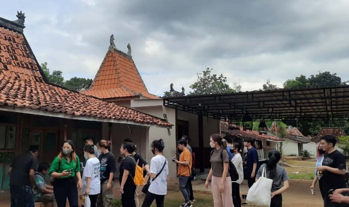 Mahasiswa Teknik Arsitektur UK Petra Surabaya Pelajari Keunikan Taneyan Lanjhang di Pamekasan
