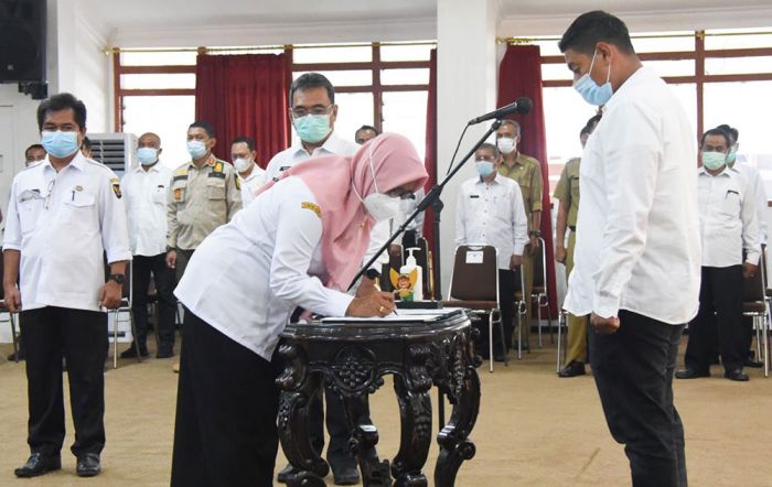 Lantik Tiga Pejabat Pimpinan Tinggi Pratama, Wali Kota Kediri Tekankan Tanggap dan Solutif Lantik Tiga Pejabat Pimpinan Tinggi Pratama, Wali Kota Kediri Tekankan Tanggap dan Solutif