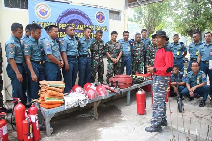 ​Satban Koarmatim Latihan Penanggulangan Kebakaran dan Kebocoran Kapal