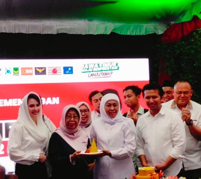 Khofifah-Emil Potong Tumpeng Syukuri Pelaksanaan Pilkada yang Aman dan Kondusif Khofifah-Emil Potong Tumpeng Syukuri Pelaksanaan Pilkada yang Aman dan Kondusif
