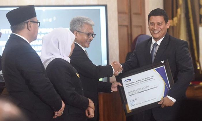 Pemkot Kediri Terima Penghargaan SPIP Pemkot Kediri Terima Penghargaan SPIP
