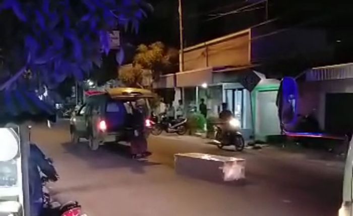 Heboh, Peti Jenazah Covid-19 di Gresik Terjatuh dari Ambulans Saat Diantar ke Pemakaman Heboh, Peti Jenazah Covid-19 di Gresik Terjatuh dari Ambulans Saat Diantar ke Pemakaman