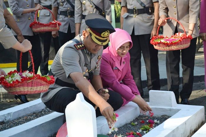 Kenang Jasa Pejuang, Polres Pasuruan Ziarah ke Makam Pahlawan Kenang Jasa Pejuang, Polres Pasuruan Ziarah ke Makam Pahlawan