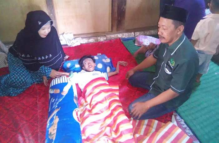 Lazisnu Tuban Santuni Bocah Lumpuh di Rengel Lazisnu Tuban Santuni Bocah Lumpuh di Rengel